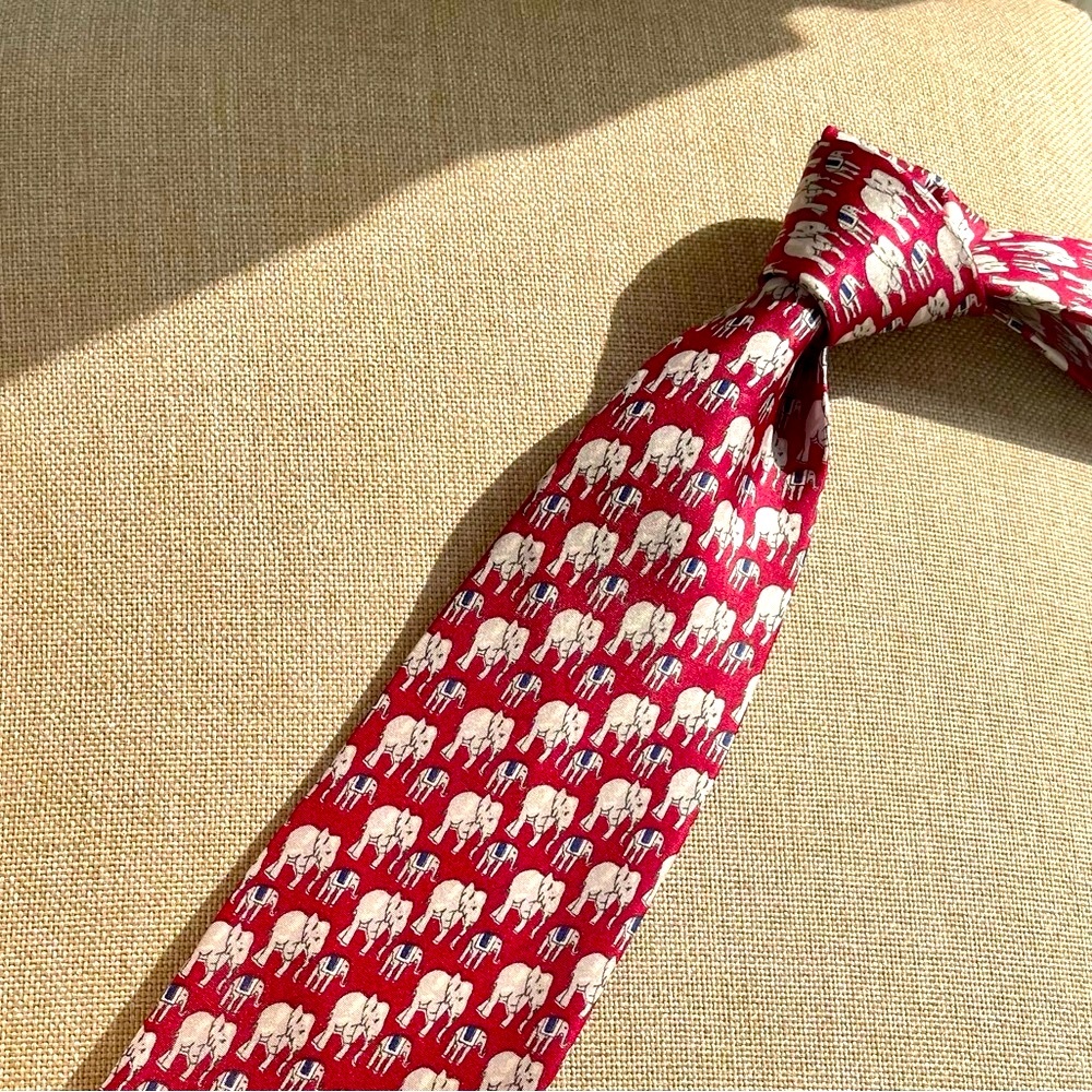 Luxurious vintage men's neckties. All ties are in mint / excellent condition.